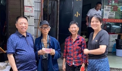 老房堆滿物品存安全隱患，老人卻舍不得丟 云巖區(qū)人大代表黃永毅：我們?nèi)I下來