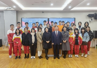 黃永毅總裁應(yīng)邀到貴陽一中為即將畢業(yè)的國際班學(xué)生授課
