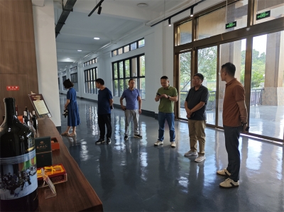 烏當(dāng)區(qū)人大副主任馮良勇一行蒞臨天朝上品葡萄酒莊調(diào)研