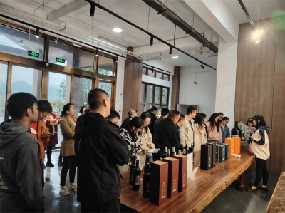 中共烏當(dāng)區(qū)委黨校第二期中青年干部蒞臨天朝上品葡萄酒莊調(diào)研交流