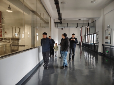 茅臺(tái)學(xué)院專家教授一行蒞臨天朝上品葡萄酒莊考察交流